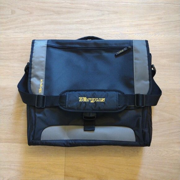 Targus Other - Targus CityGear Laptop Messenger Case Bag TCG200 Nylon 17" Shoulder Strap Handle
